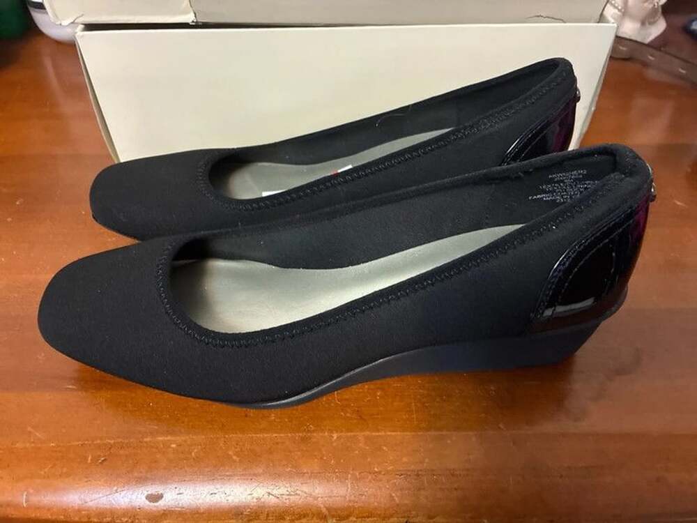 Women’s new in box Anne Klein black wedge pumps size 8